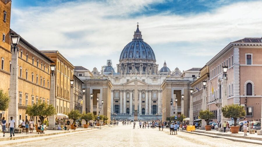 Rome: Hop-on-Hop-off Bus with Vatican and Sistine Chapel - Riding the Green Line around central Rome