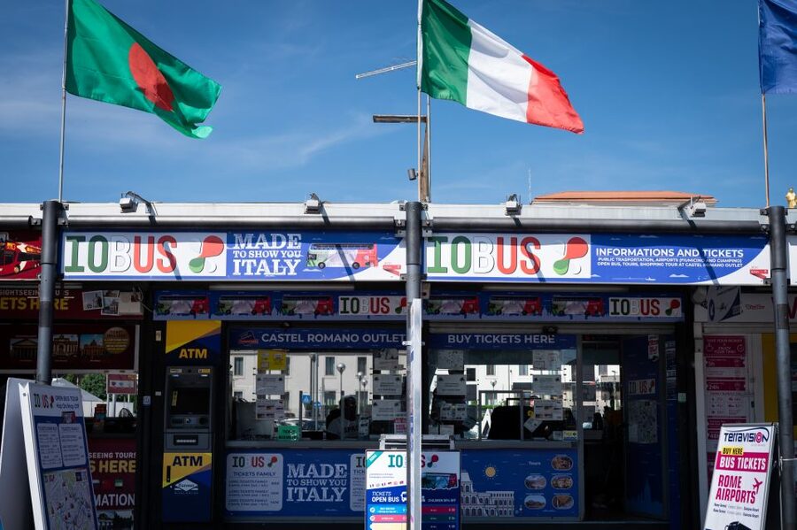 Rome: Hop-On Hop-Off Open-Top Bus City Tour - The audio guide and walking app