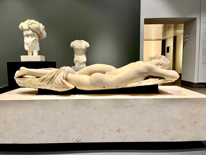 Rome: Michelangelo's Wonders at the Baths of Diocletian Tour - Group size, guides, and the pace of the visit