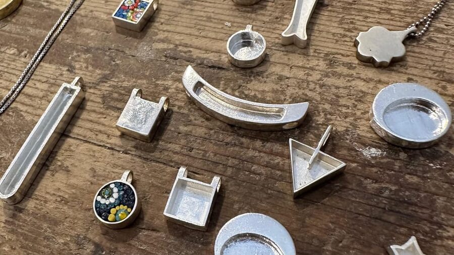 Rome: Micromosaic Jewelry Workshop - Cutting glass and building the mosaic