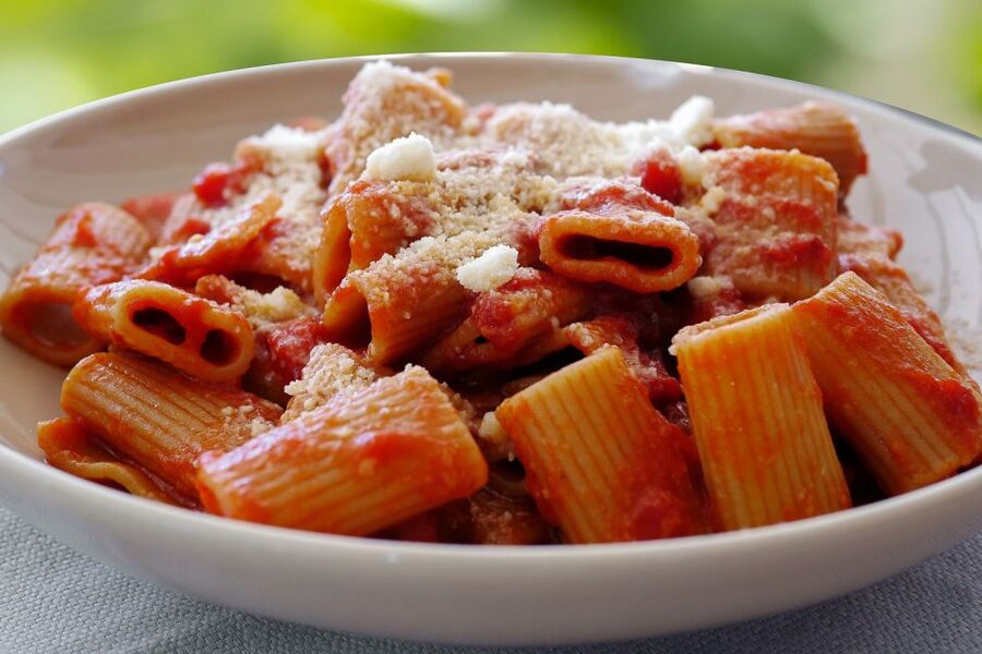 Rome: Monti Street Food Tour - Two kinds of fresh pasta at a family-run shop