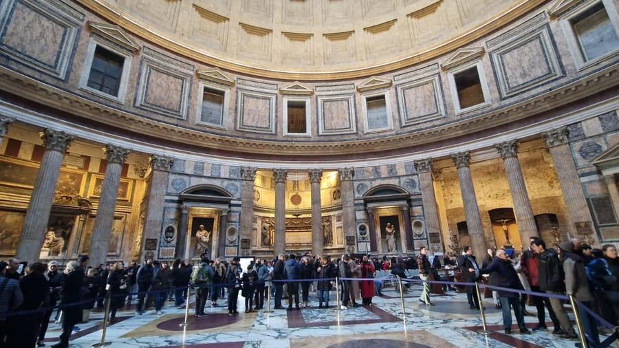 Rome: Pantheon Guided Tour with Reserved Entry Ticket - Looking up at the world-famous dome