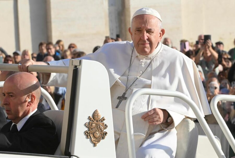 Rome: Papal Audience Experience - The audience itself: prayers, hymns, and the Pope’s greeting