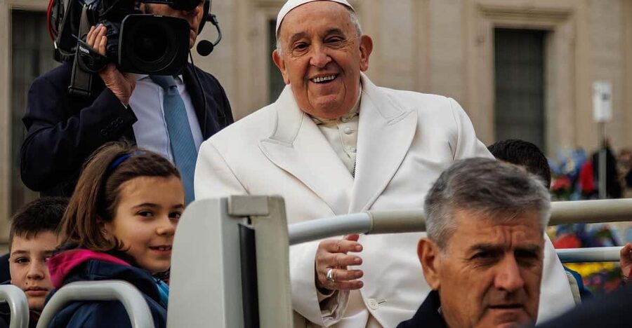 Rome: Papal Audience Tour With Reserved Access - Walking into Saint Peter’s Square with a guide