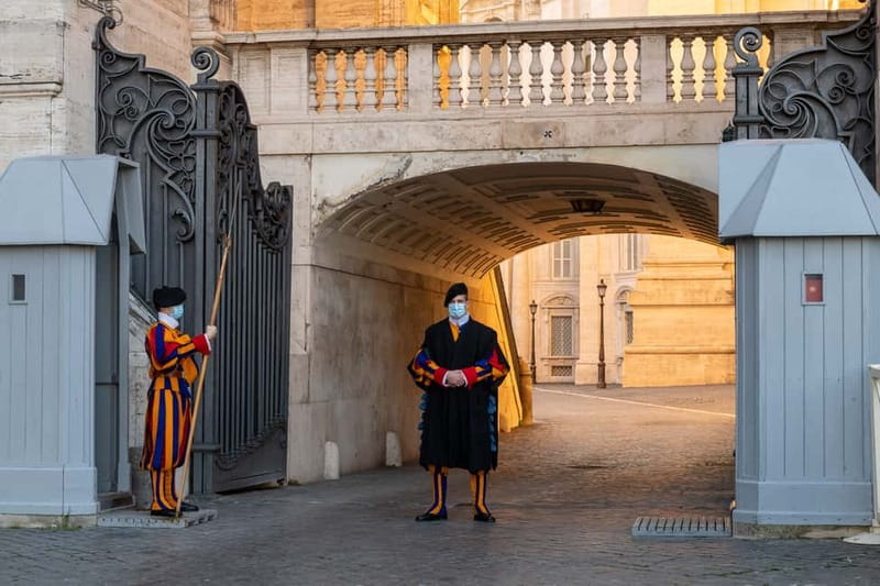 Rome: Papal Audience with Pope Leo IV - Finding a strong viewing point inside the audience