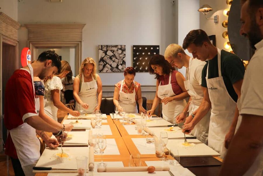 Rome: Pasta and tiramisu perfection class w/wine & dessert - Meeting the chef and getting started