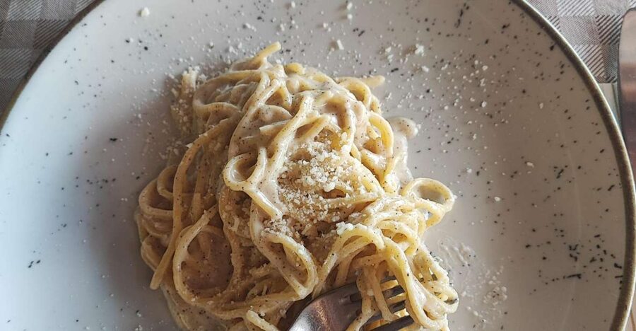 Rome: Pasta, Pizza & Gelato Tour in TRASTEVERE - Thin-crust Roman pizza, not a heavy slice