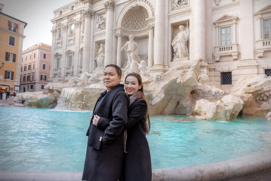 Rome: Personalized Photoshoot outside the Colosseum - Posing help for couples, families, and shy photographers