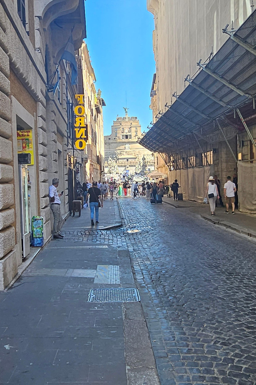 Rome: Pizza Pro, a Hands-On Cooking Class Castel Sant Angelo - A small kitchen changes the experience