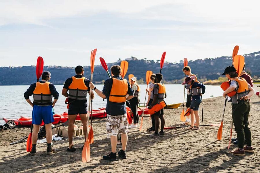 Rome: Popes' Lake, Kayak Tour with Swimming & Roman Pizza - The return paddle and Castel Gandolfo views