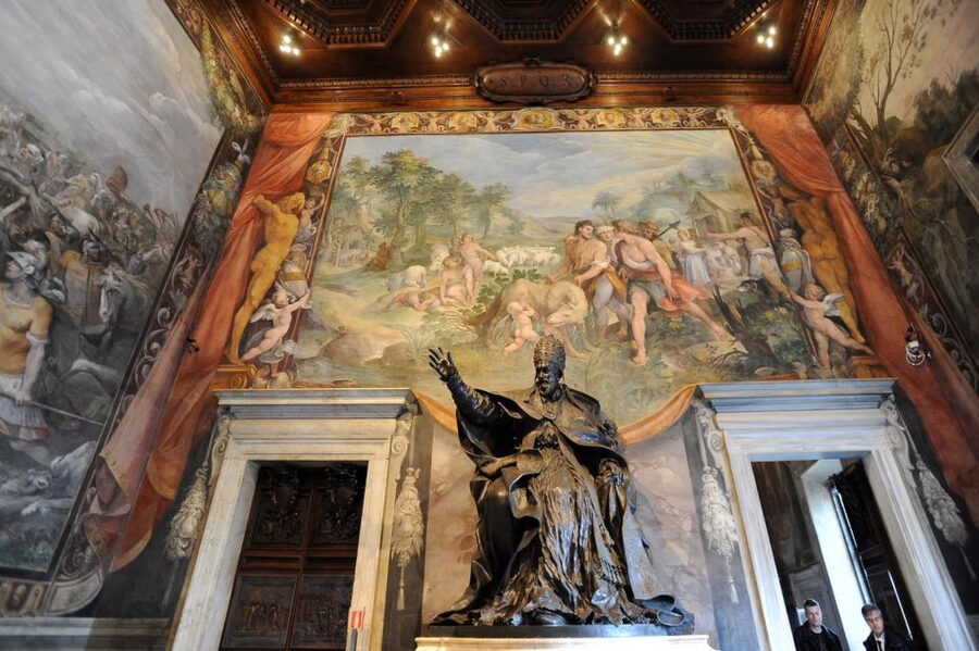 Rome: Private Capitoline Museums Tour - Looking down toward Jupiter’s ancient temple