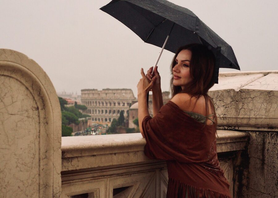 Rome: Private Couple Photoshoot with Candid & Romantic Times - The One-Hour Session: Candid First, Posing When Needed