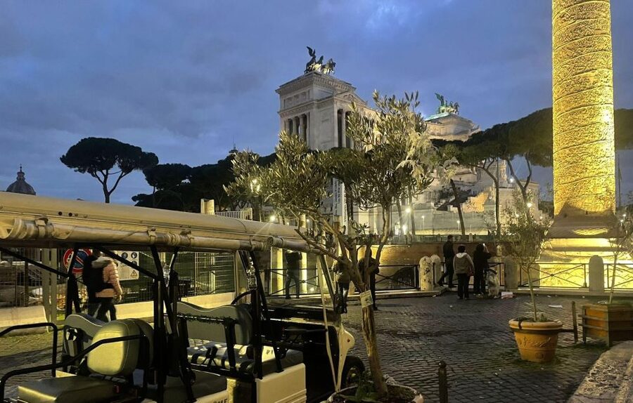 Rome: Private Golf Cart Twilight Tour Rome with Aperitivo - Why a golf cart works so well after dark