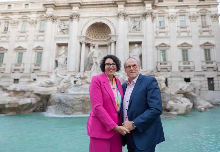 Rome: Private Photoshoot at the Trevi Fountain - How the photographer helps you look natural
