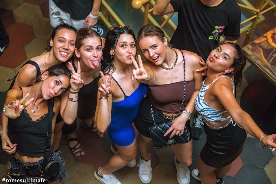 Rome: Pub Crawl and Ultimate Party with Open Bar and Pizza - What the historic center adds to the night