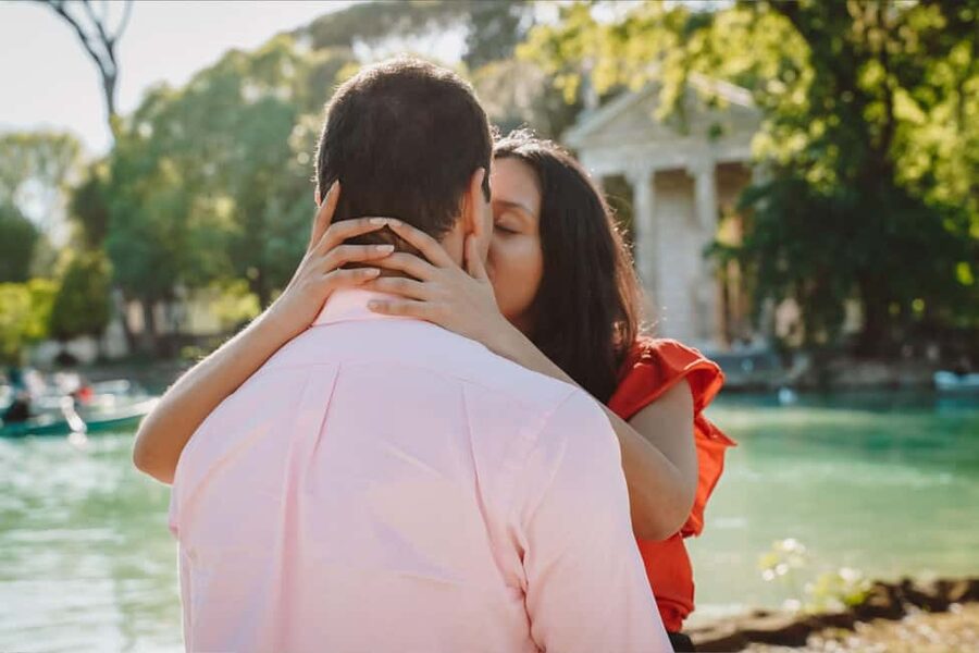 Rome: Romantic Couple Photoshoot at Villa Borghese - Posing help makes the session easier