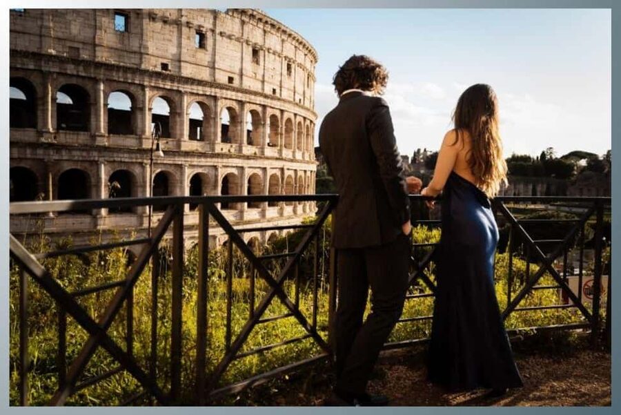 Rome: Romantic Couple Photoshoot Experience at the Colosseum - Edited photographs in color or black and white