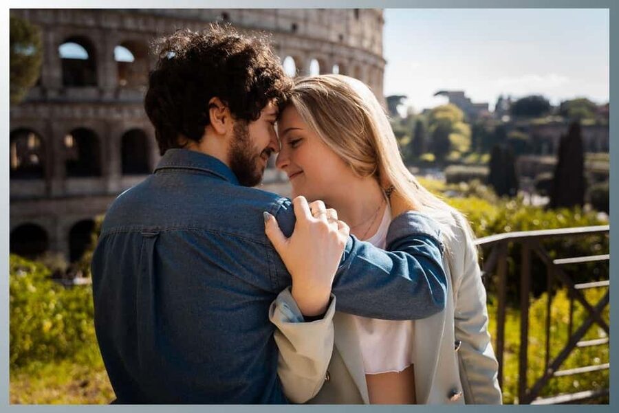 Rome: Romantic Couple Photoshoot Experience at the Colosseum - Timing advice for a better background
