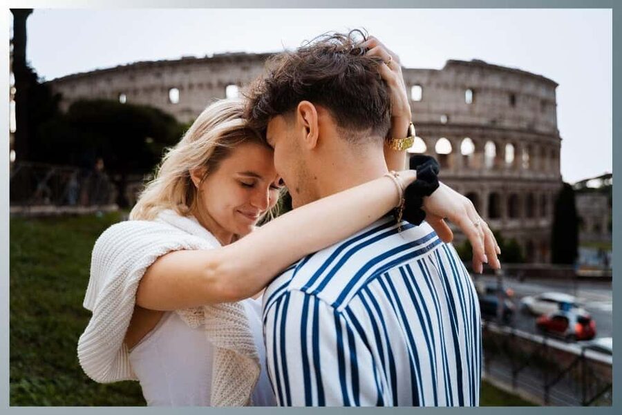 Rome: Romantic Couple Photoshoot Experience at the Colosseum - The 40-minute Colosseum session