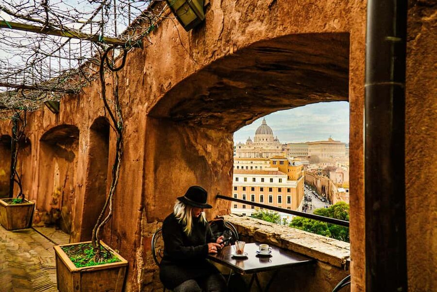 Rome: Skip-the-Line Castel Sant'Angelo Tickets & Audio Guide - Meeting the Crown Tours staff at the angel statue