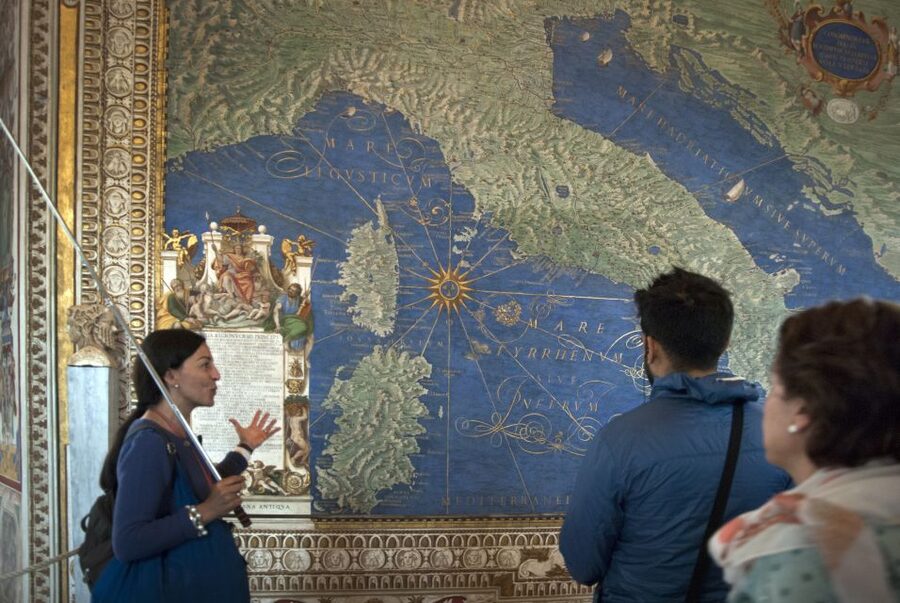 Rome: Skip the line Vatican Museums & Sistine Chapel Tour - Crowds, clothing, and practical limits