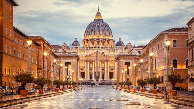 Rome: St. Peter's Basilica Tour , Pietà & Papal Tombs - Bernini’s baldachin and the basilica’s grand center