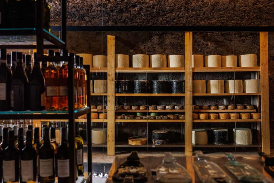 Rome: Taste in Testaccio gastronomic rarities in an aging cave - Six cheeses and the art of cutting them