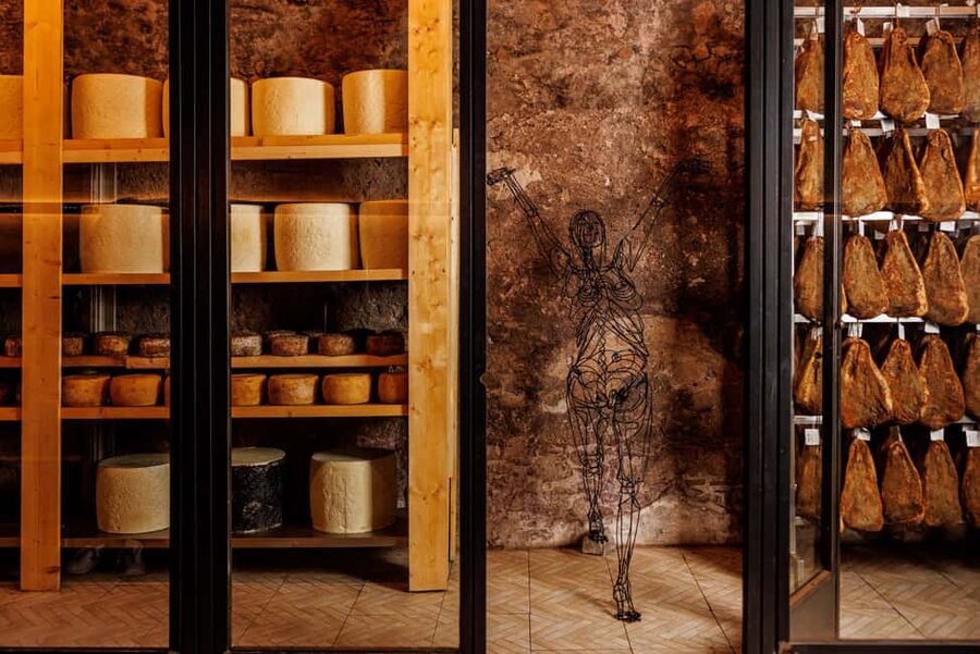Rome: Taste in Testaccio gastronomic rarities in an aging cave - Who will enjoy this most
