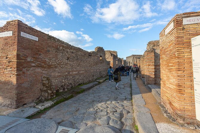Rome to Pompeii, Sorrento & Capri: 2-Day South Italy Tour - Reading Pompeii Through an Expert Guide