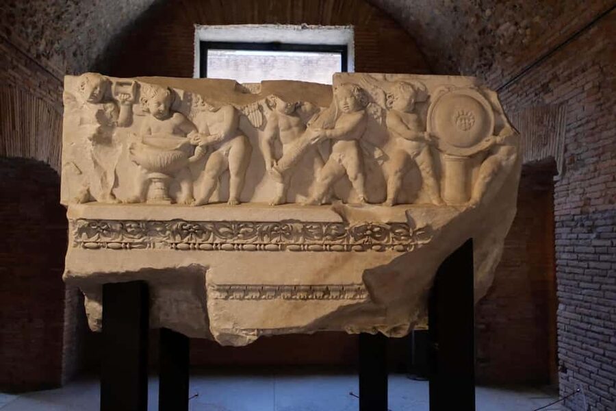 Rome: Trajan's Markets & Museum of The Imperial Fora Tour - Mobility, bags, and a little planning