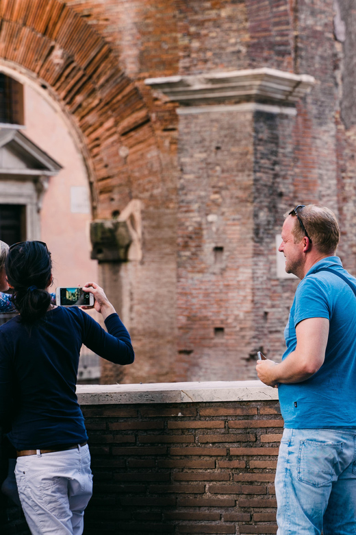 Rome: Trastevere and Jewish Ghetto Highlights Tour - Tiber Island and the river crossing