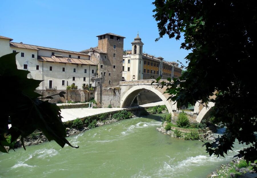 Rome: Trastevere and Jewish Ghetto Highlights Tour - Entering Trastevere through old lanes