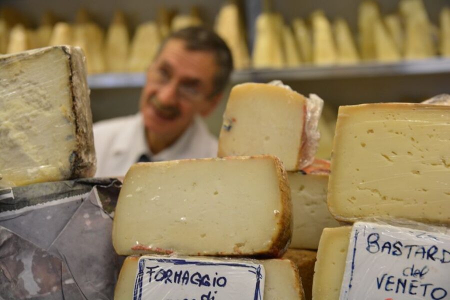Rome: Trastevere Food and Wine Tasting Tour - Antica Caciara and the art of the Roman counter