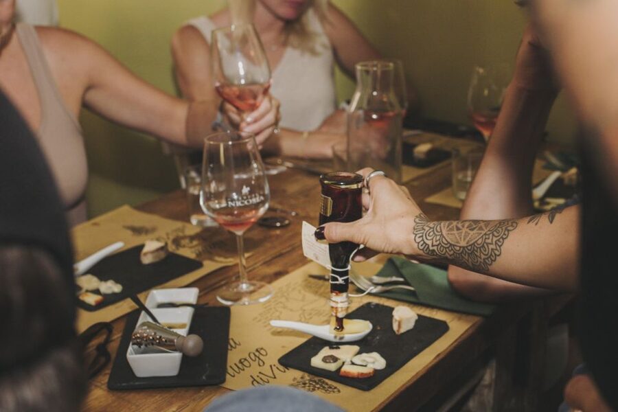 Rome: Trastevere Wine Tasting with Food Pairing and Gelato - The 10-minute walk to gelato
