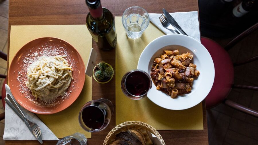 Rome: Twilight Trastevere Food Tour with Wine Tasting - Pizza, pasta, and the Roman table