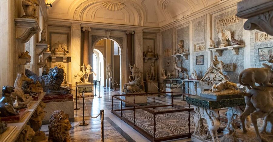 Rome: Vatican Museums & Sistine Chapel Ticket with Host - Meeting the host and reaching the entrance