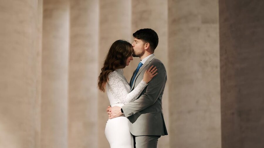 Rome: Vatican, St Peter’s Sq & Castel Sant’Angelo PhotoShoot - How the photographer helps you look natural