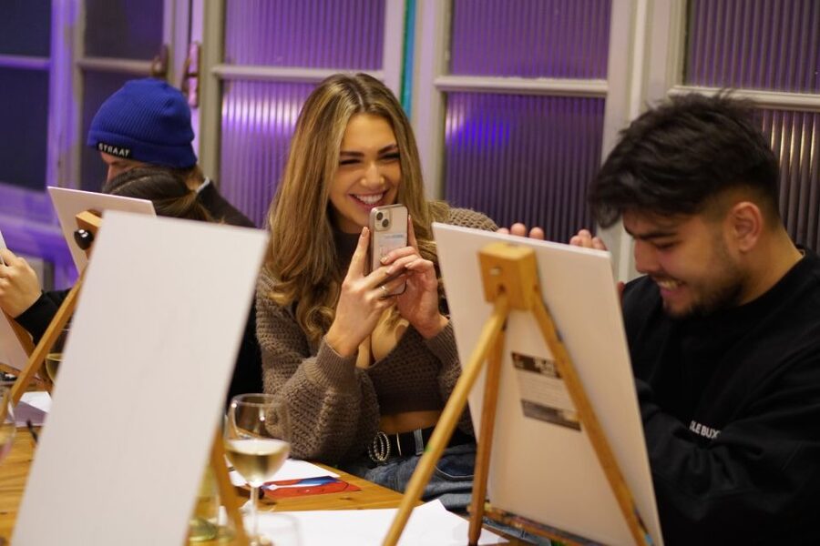 Rome: Wine and Paint Experience in Piazza Navona - Who should book this Roman paint-and-sip?