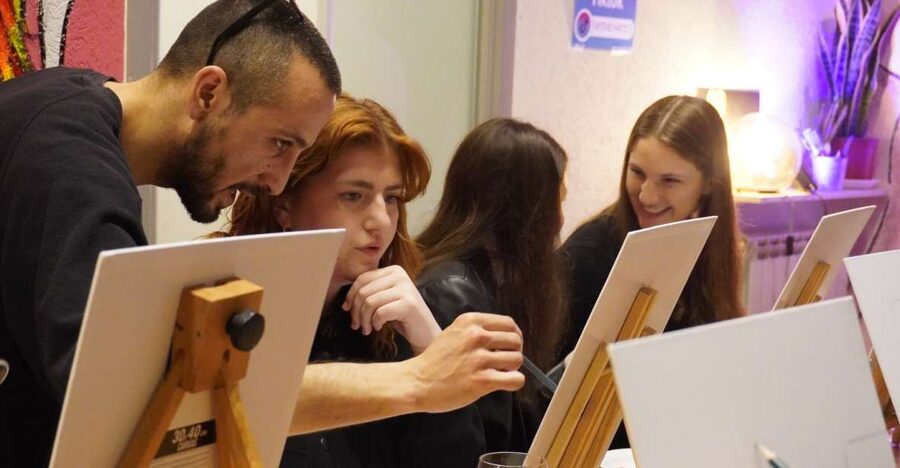 Rome: Wine and Paint Experience in Piazza Navona - Choosing a subject and getting comfortable with the brush
