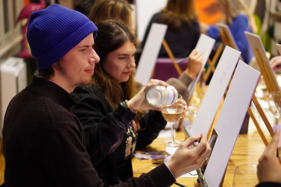 Rome: Wine and Paint Experience in Piazza Navona - Practical limits to know before booking