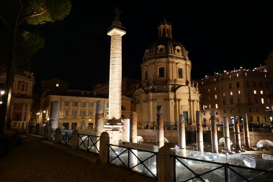 Rome: Wonders of Ancient Rome at Dusk - Walking through the Roman Forum from outside