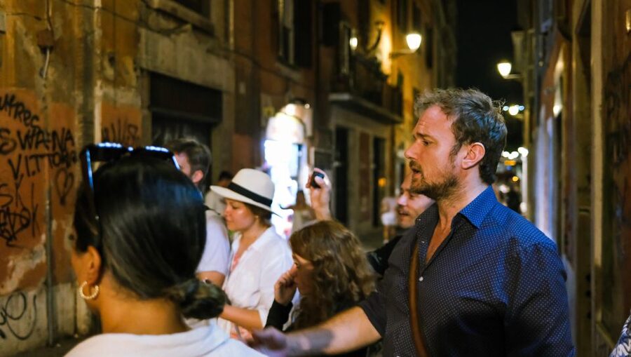 Secrets of Rome: Historical True Crime Small Group Tour - Piazza Farnese and the power behind the palaces