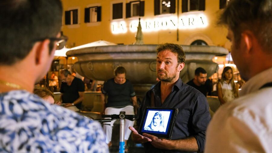 Secrets of Rome: Historical True Crime Small Group Tour - The 10-minute break at a local bar