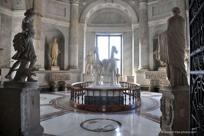 Sistine Chapel and Vatican Museum Skip The Line Ticket - The Sistine Chapel: Michelangelo in a crowded room