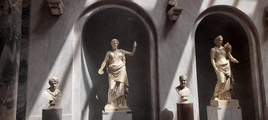 Skip-the-Line Tickets: Vatican Museum and Sistine Chapel - Finding the staff at Caffè Vaticano