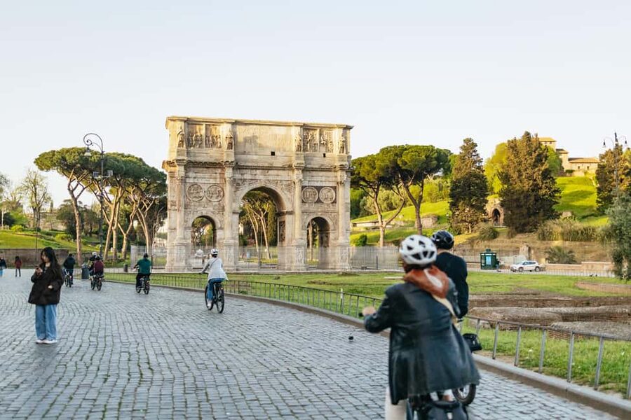 Sunrise in Rome: Small Group E-Bike Tour & Italian breakfast - Spanish Steps and Piazza di Spagna