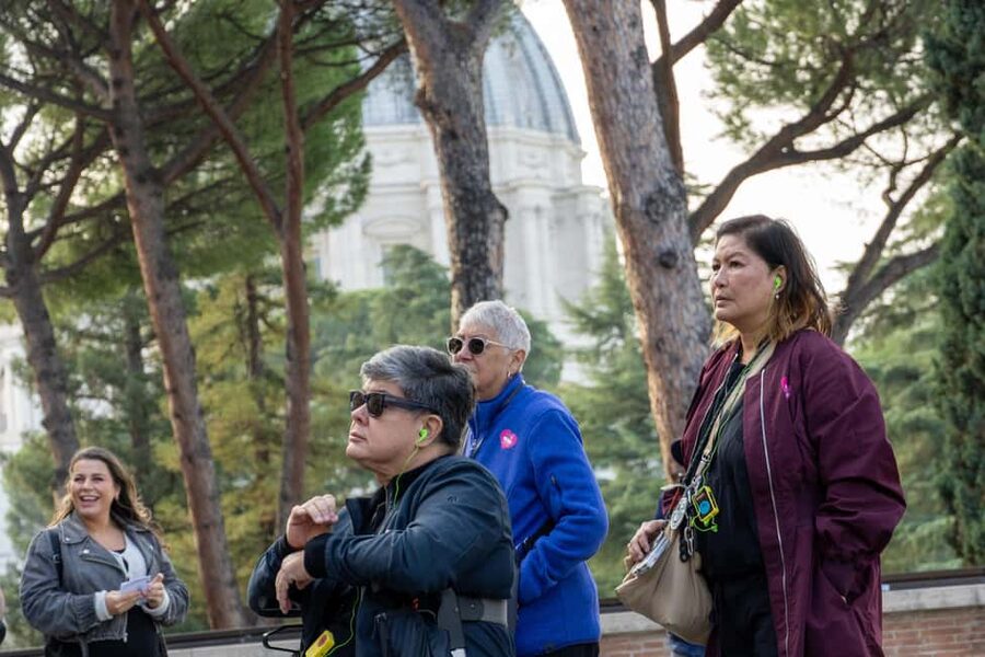 Vatican Museums & Sistine Chapel Skip-the-Ticket-Line Tour - Meeting the guide and getting inside