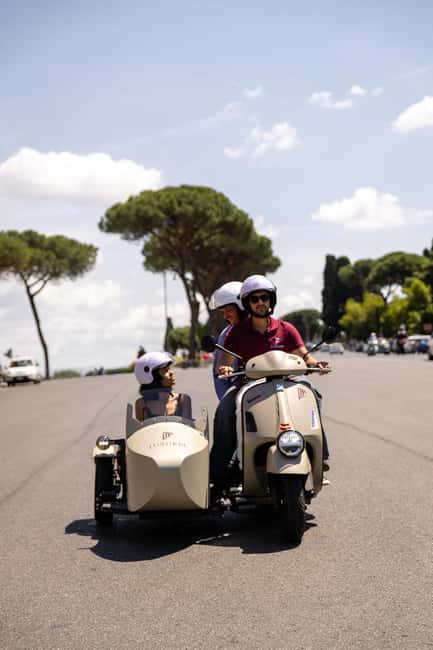 Vespa Sidecar Tour: Highlights of Rome - Piazza Navona and Piazza Venezia